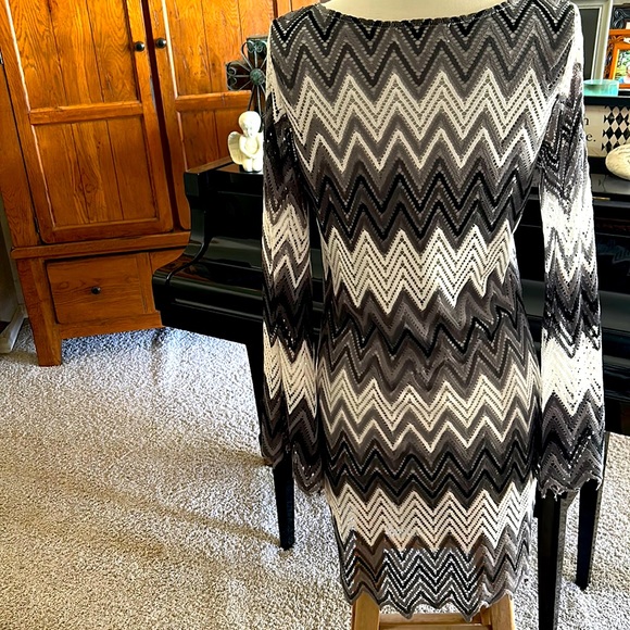 LIKE⭐️NEW CHEVRON DRESS🖤Black, Gray & White by Nicole Marie Bell Sleeves Medium - Picture 5 of 10